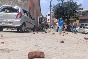 मतदान केंद्र के बाहर पथराव का मामला