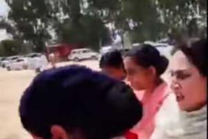 सरसा में Cm Khattar के जनसंवाद कार्यक्रम के दौरान महिला सरपंच ने पैरों में फेंका अपना दुपट्टा