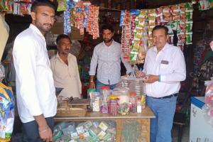 स्वास्थ्य विभाग ने तंबाकू विक्रेताओं का चालान काटा