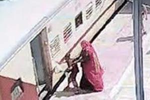 चलती ट्रेन में चढ़ते वक्त एक बुजुर्ग महिला फिसली, देखें महिला कांस्टेबल की बहादुरी