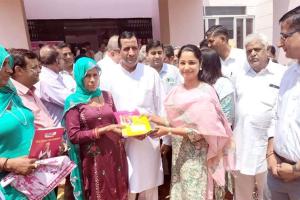 कलक्टर ने किया प्रेरित तो हटाया घूंघट