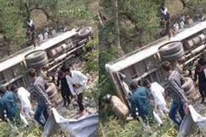 सवारियों से भरी बस पुल से नीचे गिरी, चालक की मौत
