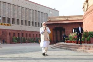 New Parliament Inauguration: सिल्क की धोती, कुर्ता एवं गुलाबी जैकेट पहने प्रसन्न मुद्रा में दिखे मोदी