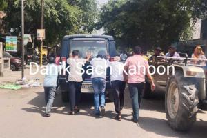 Police Van: जोर लगा के धक्का मार! ऐसे कैसे पकड़ में आएंगे अपराधी, धक्का मारने के बाद चलती सेकंड मोबाइल की गाड़ी