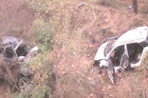 मौत का मोड़, अनियंत्रित हुई 2 कारें, 5 दोस्त बनें काल का ग्रास