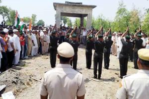 शहीद बेटे की मूछों को ताव देकर माँ ने किया बेटे की शहादत को सलाम