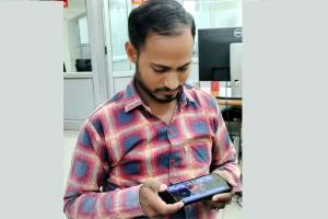 टीवी की बजाय अब चलती-फिरती स्क्रीन जेब में लेकर घूमते हैं क्रिकेट के दीवाने