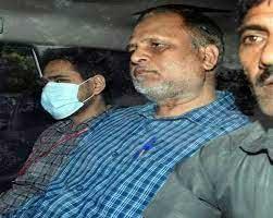 बड़ी खबर: दिल्ली के पूर्व मंत्री सत्येंद्र जैन तिहाड़ जेल के बाथरूम में गिरे | Satyendar Jain