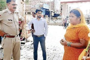 कान की सोने की बाली और गले से सोने का ओम छीनने की कोशिश