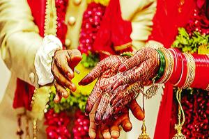 शिक्षक की शादी में ना बैंड, ना बाजा, ई-रिक्शा पर लेने पहुंचे दुल्हन को दूल्हे राजा