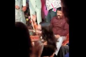 मौत का डांस: नाचते-नाचते स्टेज पर गिरा शख्स, सोया मौत की नींद | Viral Video