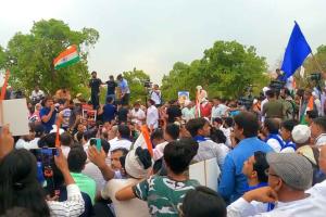 हिरासत में लिए गए पहलवान, बजरंग पुनिया बोले- हमें गोली मार दो