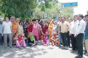 महिलाओं ने रोका भिवानी-हांसी मार्ग, गंदा पानी सप्लाई होने पर थी आग बबूला