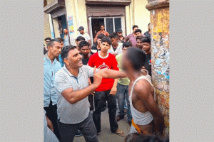 गोदाम से सामान चुराते युवक काबू