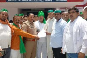 एमएसपी गारंटी कानून लागू कराने के लिए किसानों ने दिया ज्ञापन