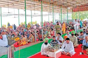 फादर्स डे: ब्लाक स्तरीय नामचर्चा में साध-संगत ने गाया गुरूयश