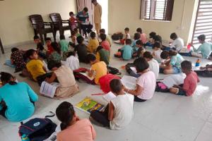 पाठशाला मुहिम : सरपंच ने उठाया बच्चों को पढ़ाने का बीड़ा