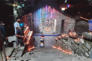 सबसे प्राचीन मंदिरों में एक गोपीनाथ मंदिर के एक हिस्से में दरार