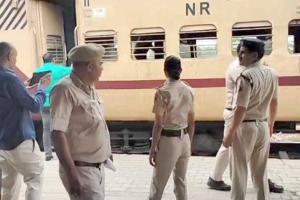 Breaking News:- पैसेंजर ट्रेन में बम की सूचना के बाद मचा हडकंप, पिल्लूखेड़ा में रोकी गई ट्रेन