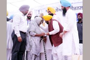 कोरोना योद्धा के परिवार को 50 लाख का चेक सौंपा