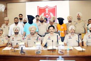 गैंगस्टरों के 2 साथी 3 पिस्टलों सहित धरे