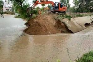 नहर टूटी, 12 एकड़ कपास की फसल जलमग्न, स्कूल और घरों तक पहुंचा पानी