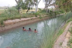 नहर में नहाने के लिए उतरे तीन दोस्तों में से एक नहर में डूबा