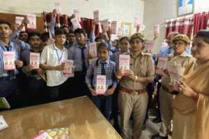 स्कूली छात्रों ने कोतवाली में जाकर समझी कानूनी प्रक्रिया
