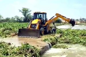 Flood : बाढ़ का खतरा, प्रशासन अलर्ट, सुरक्षित रहने की मुनादी