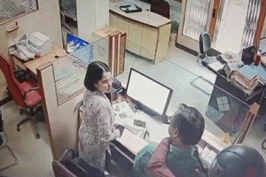 सातरोड में मैनेजर पर पिस्तौल तानकर लूट