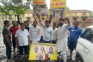 गंदे पानी में खड़े होकर कॉलोनी वासियों ने किया प्रदर्शन.. लगाए नारे