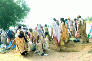 घग्गर का कहर! कमजोर बांधों पर डटे डेरा सच्चा सौदा के सेवादार