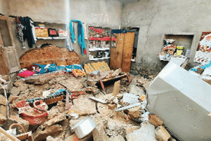 बारिश से कमजोर हुई छत गिरी, बाल-बाल बचा परिवार