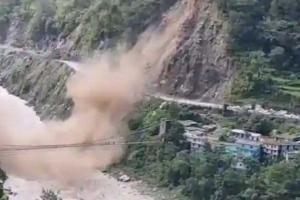 Uttarakhand के Uttarkashi में भारी बारिश, कई वाहन बहे