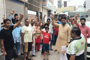 आवासीय परिसर में मोबाईल टॉवर लगाने का लोगों ने किया विरोध