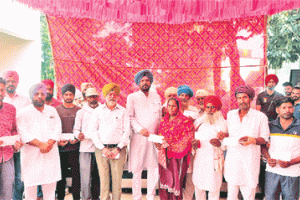 कैबिनेट मंत्री ने 13 बाढ़ पीड़ितों को सौंपी 12 लाख रूपये की मुआवजा राशि