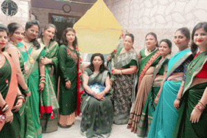 रेनू गुप्ता के सिर पर सजा तीज क्वीन का ताज