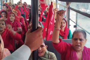 आशा वर्कर्स को पुलिस ने हिरासत में लिया