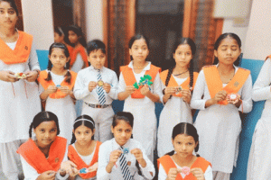 बालिकाओं ने बनाई मनभावन राखियां