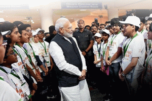 PM Modi to Meet ISRO Scientists: चंद्रयान-3 के ‘चांदों’ से मिलकर भावुक हुए मोदी
