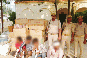 अवैध रूप से चल रही पटाखा फैक्ट्री का भंडाफोड़, चार गिरफ्तार