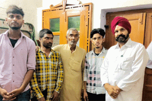 …बरसों बाद बिछुड़े बेटे से मिल पिता की आंखों से बह निकले खुशी के आंसू