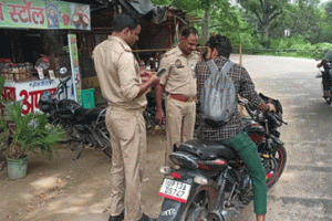 कोतवाली पुलिस ने जाति और धर्म सूचक शब्द लिखे वाहनों के काटे चालान