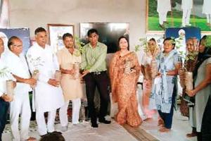 पिता की पुण्यतिथि पर नामचर्चा कर, दो परिवारों को राशन व 121 पौधे लगाए