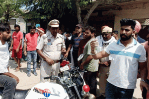 बाईक मालिक ने घर जाकर दबोचा बाईक चोर, पुलिस को सौंपा