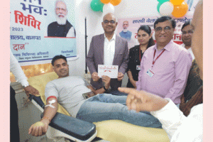 प्रधानमंत्री नरेंद्र मोदी के जन्मदिवस पर भाजपा नेता ने किया रक्तदान