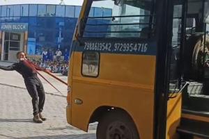 स्टील मैन ने किए आँखों से वजन उठाने व दांतों से स्कूल बस खींचने सहित अन्य स्टंट