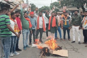 सनातन धर्म पर अभद्र टिप्पणी के विरोध में तमिलनाडु के मुख्यमंत्री के पुत्र का पुतला किया दहन