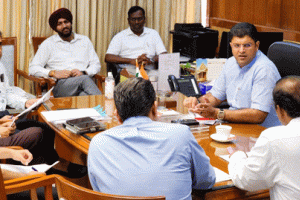 मुंबई एक्सप्रेस-वे और दिल्ली-जम्मू-कटरा एक्सप्रेस-वे पर नई एयरस्ट्रिप बनाने की तैयारी में सरकार – डिप्टी सीएम