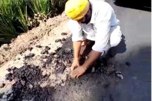 लोक निर्माण विभाग का कारनामा, रेत के ऊपर बजरी डालकर रातों रात बना दी सड़क